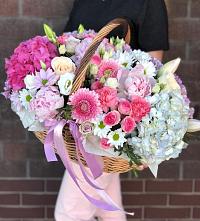 Цветочная композиция из Розы, Хризантемы, Пионы и Лизиантусы в корзине в Екатеринославке