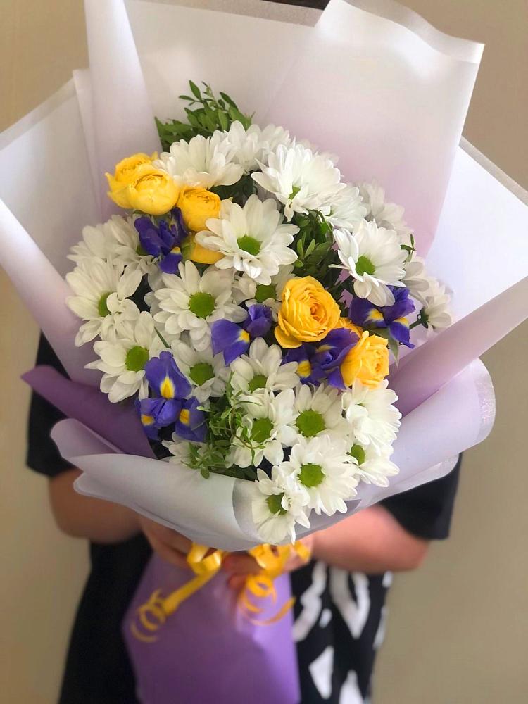 Букет цветов из: Ирисы, Хризантемы и Розы в Екатеринославке