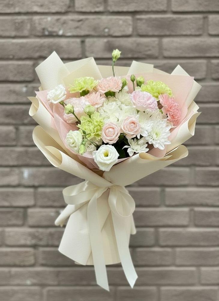Букет цветов из: Гвоздики, Розы, Лизиантусы и Хризантемы в Екатеринославке