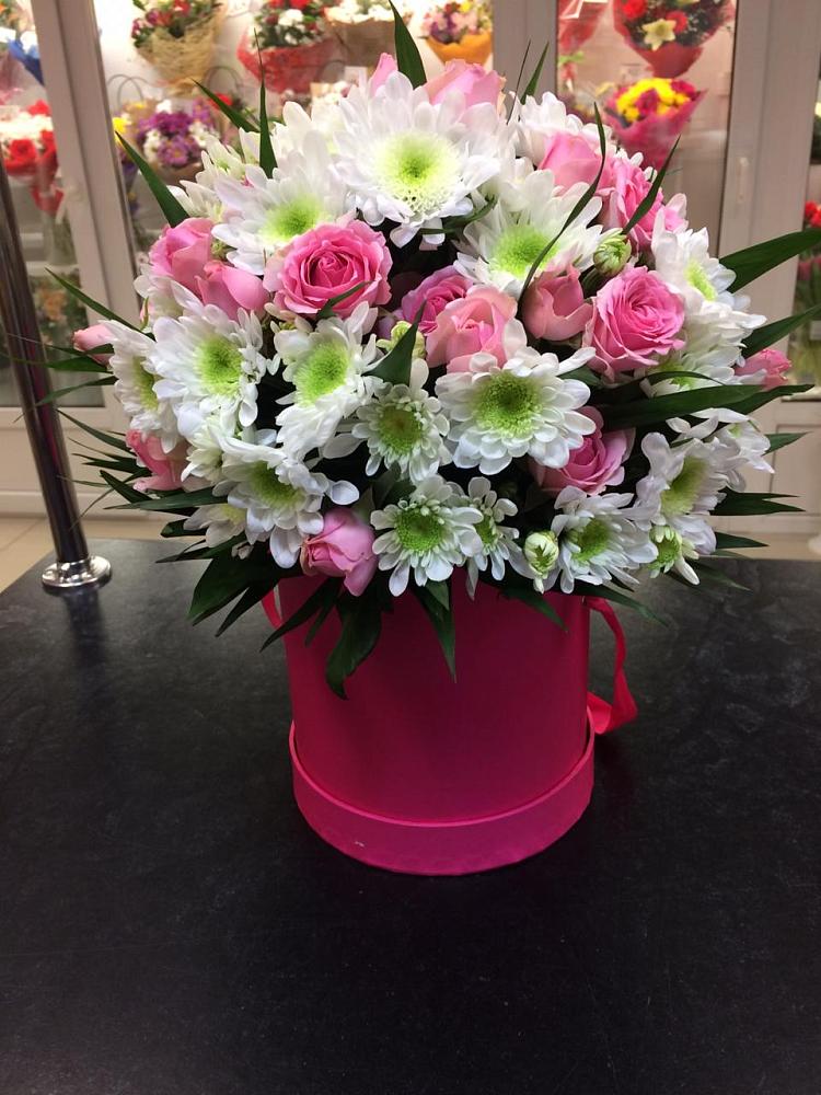 Цветочная композиция из Розы и Хризантемы в шляпной коробке в Екатеринославке