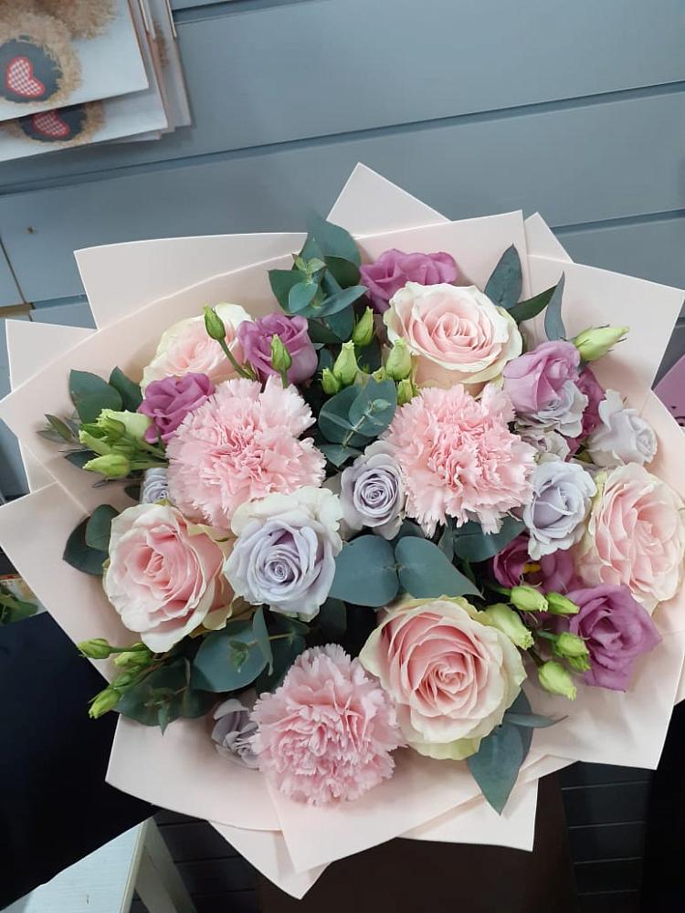 Букет цветов из: Розы, Гвоздики и Лизиантусы в Екатеринославке