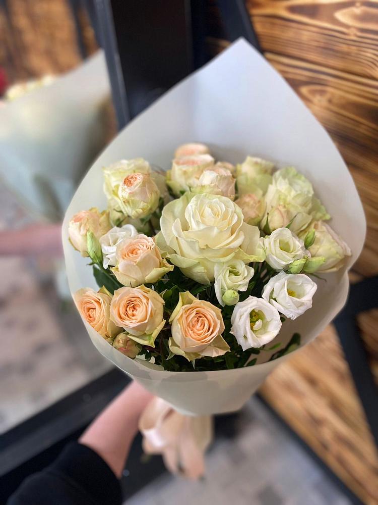 Букет цветов из: Розы и Лизиантусы в Екатеринославке